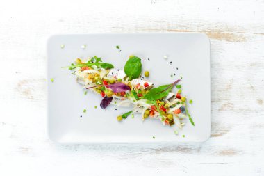 Soğanlı tuzlu ringa fileto. Üst Manzara. Metnin için boş yer.