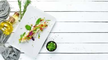 Soğanlı tuzlu ringa fileto. Üst Manzara. Metnin için boş yer.