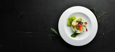 Risotto. Tabakta sebzeli pilav. Üst Manzara. Metnin için boş yer.