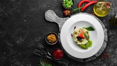 Risotto. Tabakta sebzeli pilav. Üst Manzara. Metnin için boş yer.