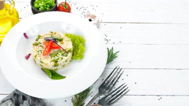 Risotto. Tabakta sebzeli pilav. Üst Manzara. Metnin için boş yer.