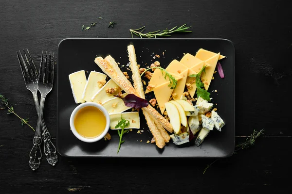 Queso Surtido Con Miel Plato Negro Vista Superior Espacio Libre —  Fotos de Stock