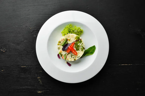 リソットお皿に野菜とご飯 最上階だテキストの空き領域 — ストック写真