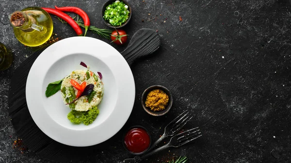 Risotto Rijst Met Groenten Een Bord Bovenaanzicht Vrije Ruimte Voor — Stockfoto