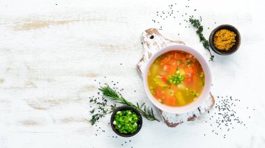 Kasede sebze çorbası. Sağlıklı yiyecekler. Üst Manzara. Metnin için boş yer.