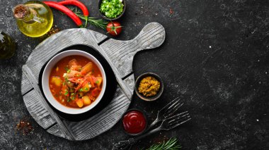 Dana kebabı. Dana etli sebze çorbası. Üst Manzara. Metnin için boş yer.