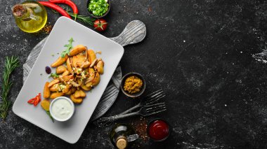 Sarımsak ve soslu kızarmış patates. Üst Manzara. Metnin için boş yer.