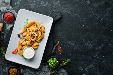 Sarımsak ve soslu kızarmış patates. Üst Manzara. Metnin için boş yer.