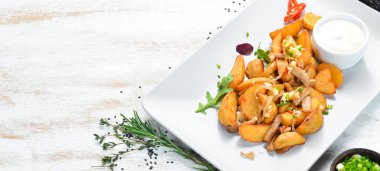 Sarımsak ve soslu kızarmış patates. Üst Manzara. Metnin için boş yer.