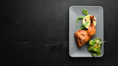 Fırında tavuk budu ve patates püresi. Üst Manzara. Metnin için boş yer.