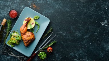 Fırında tavuk budu ve patates püresi. Üst Manzara. Metnin için boş yer.