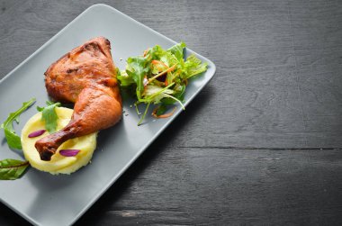 Fırında tavuk budu ve patates püresi. Üst Manzara. Metnin için boş yer.