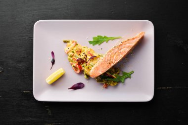 Salata ve soslu somon bifteği. Üst Manzara. Metnin için boş yer.