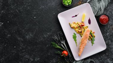 Salata ve soslu somon bifteği. Üst Manzara. Metnin için boş yer.