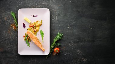 Salata ve soslu somon bifteği. Üst Manzara. Metnin için boş yer.