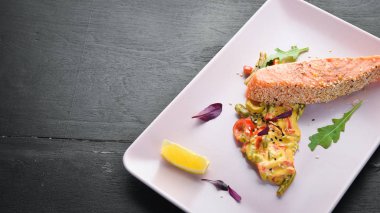 Salata ve soslu somon bifteği. Üst Manzara. Metnin için boş yer.