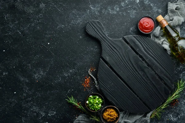 Konyhaasztal Zöldségek Fűszerekkel Fekete Háttéren Első Látásra Szabad Hely Szövegnek — Stock Fotó