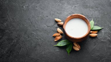 Vejetaryen sütü. Badem ve badem sütü. Üst Manzara. Metnin için boş yer.