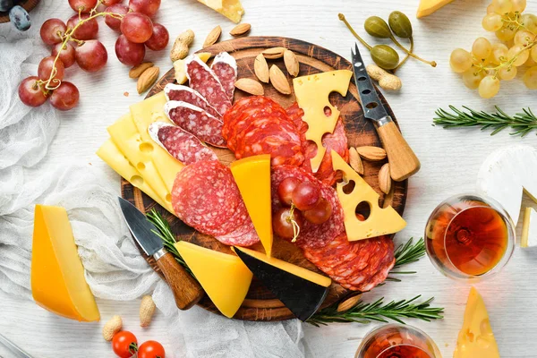 Lanches Vinho Antipasti Italiano Conjunto Variedade Queijo Salame Uvas Fundo — Fotografia de Stock