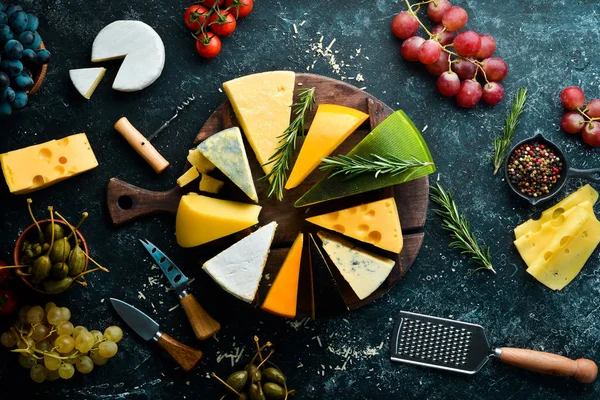 Peynir Siyah Taş Arka Planda Peynir Abur Cubur Çeşitleri Üst — Stok fotoğraf