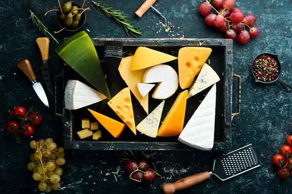 Queijo Sortimento Queijo Uma Caixa Madeira Fundo Pedra Preta Vista — Fotografia de Stock