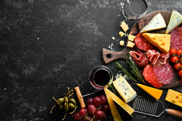 Talyan Aperatifleri Peynir Şarap Salam Siyah Taştan Bir Arka Planda — Stok fotoğraf