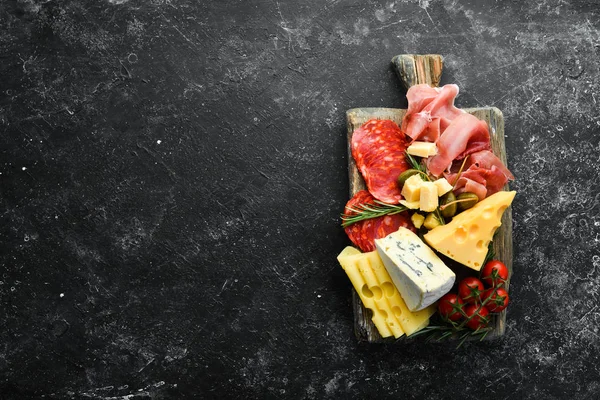 Italian Appetizers Cheese Wine Salami Prosciutto Black Stone Background Top — Stock Photo, Image