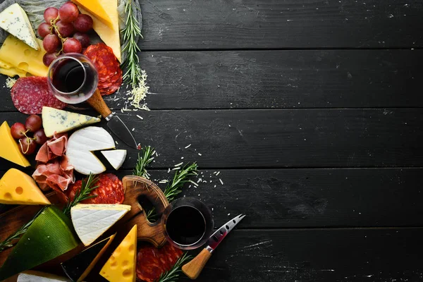 Aperitivos Italianos Queijo Vinho Salame Prosciutto Sobre Fundo Pedra Preta — Fotografia de Stock