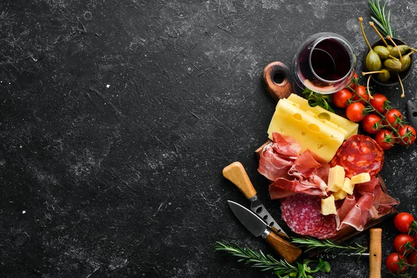 Mesa Aperitivos Com Lanches Antipasti Italianos Vinho Copos Queijo Vinho — Fotografia de Stock