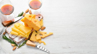 Delikli sarı peynir. Süt ürünleri. Üst Manzara. Metnin için boş yer.