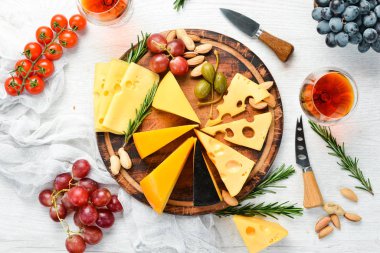 Beyaz ahşap arka planda şarap, peynir ve üzüm. İtalyan mutfağı. Üst Manzara. Metnin için boş yer.