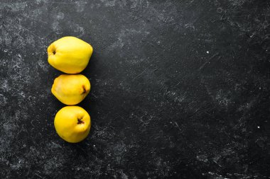 Ayva. Siyah bir arka planda ayva meyveleri. Üst Manzara. Metin için boş alan.