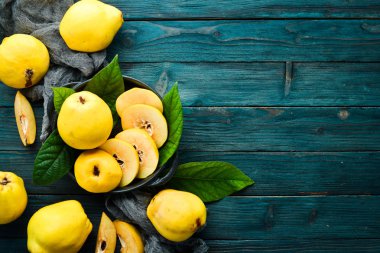 Mavi ahşap arka planda ayva meyveleri. Üst Manzara. Metin için boş alan.