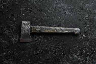 Siyah taşlı arka planda eski bir balta. Üst Manzara. Metin için boş alan.