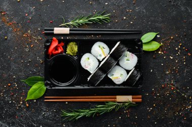 Suşi, yengeç, avokado ve peynirli maki. Üst Manzara. Metnin için boş yer. Asya mutfağı.