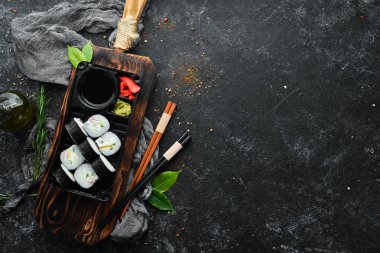 Suşi, yengeç, avokado ve peynirli maki. Üst Manzara. Metnin için boş yer. Asya mutfağı.