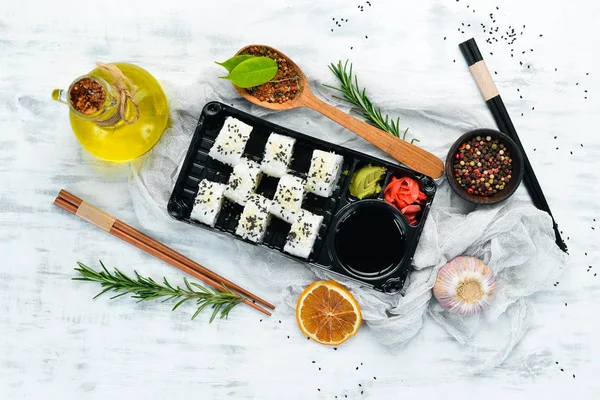 Levering Van Sushi Sushi Maki Met Roomkaas Avocado Bovenaanzicht — Stockfoto