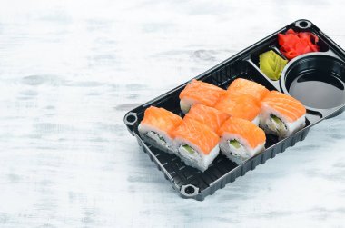 Suşi, somon rulosu. Soya sosu, wasabi. Yemek servisi. Üst görünüm.