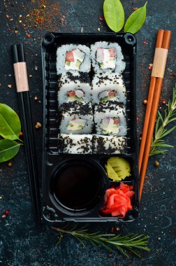 Yemek servisi. Havyar ve yengeçli suşi. Soya sosu, wasabi. Üst Manzara. Metnin için boş yer. Asya mutfağı.
