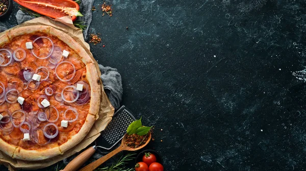 サラミと自家製ピザ フェタチーズと玉ねぎ 最上階だテキストのためのフリースペース — ストック写真