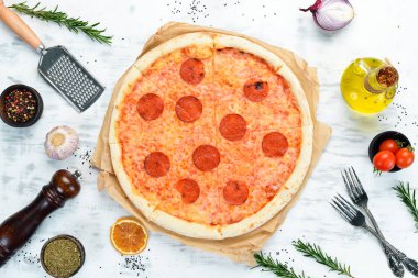Salamlı, peynirli ve soğanlı ev yapımı pizza. Üst Manzara. Metnin için boş yer.