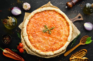 Klasik Margarita pizzası. Üst Manzara. Metnin için boş yer.