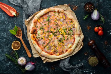 Ton balıklı pizza, mısır ve soğanlı. Üst Manzara. Metnin için boş yer.