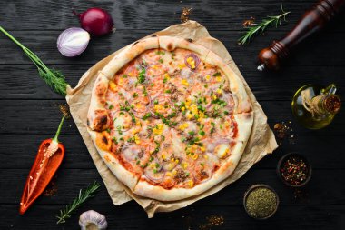 Ton balıklı pizza, mısır ve soğanlı. Üst Manzara. Metnin için boş yer.