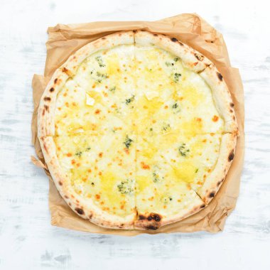 Ev yapımı peynirli pizza. İtalyan geleneksel mutfağı. Üst Manzara. Metnin için boş yer.