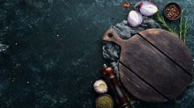Yemek arkaplanı. Yemek yapmak için baharat ve sebze. Metnin için boş yer.