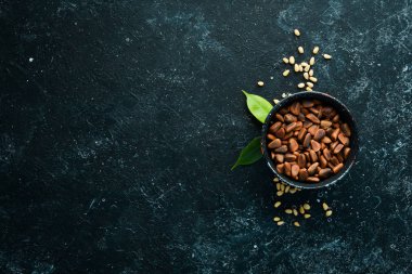 Kabuktaki sedir fıstığı, bir kase içinde. Metnin için boş yer. Üst görünüm.