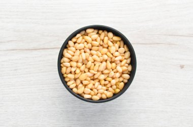 Siyah taşlı arka planda çam fıstığı. Süper yemek. Metnin için boş yer. Üst görünüm.