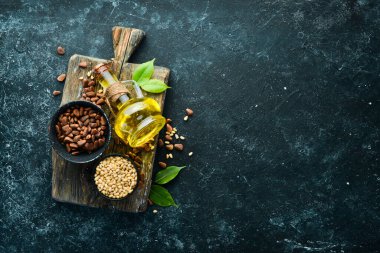 Çam fıstığı yağı ve çam fıstığı. Süper yemek. Metnin için boş yer. Üst görünüm.