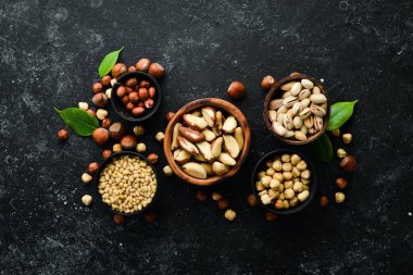 Fındık çeşitleri: Fıstık, fındık, fındık, siyah taşlı fındık. Metnin için boş yer. Üst görünüm.